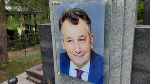 Фото на стекле с прозрачным периметром на держателях