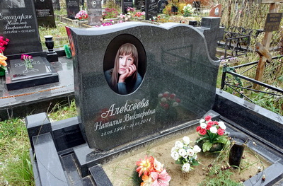 Одиночный компактный памятник из чёрного гранита